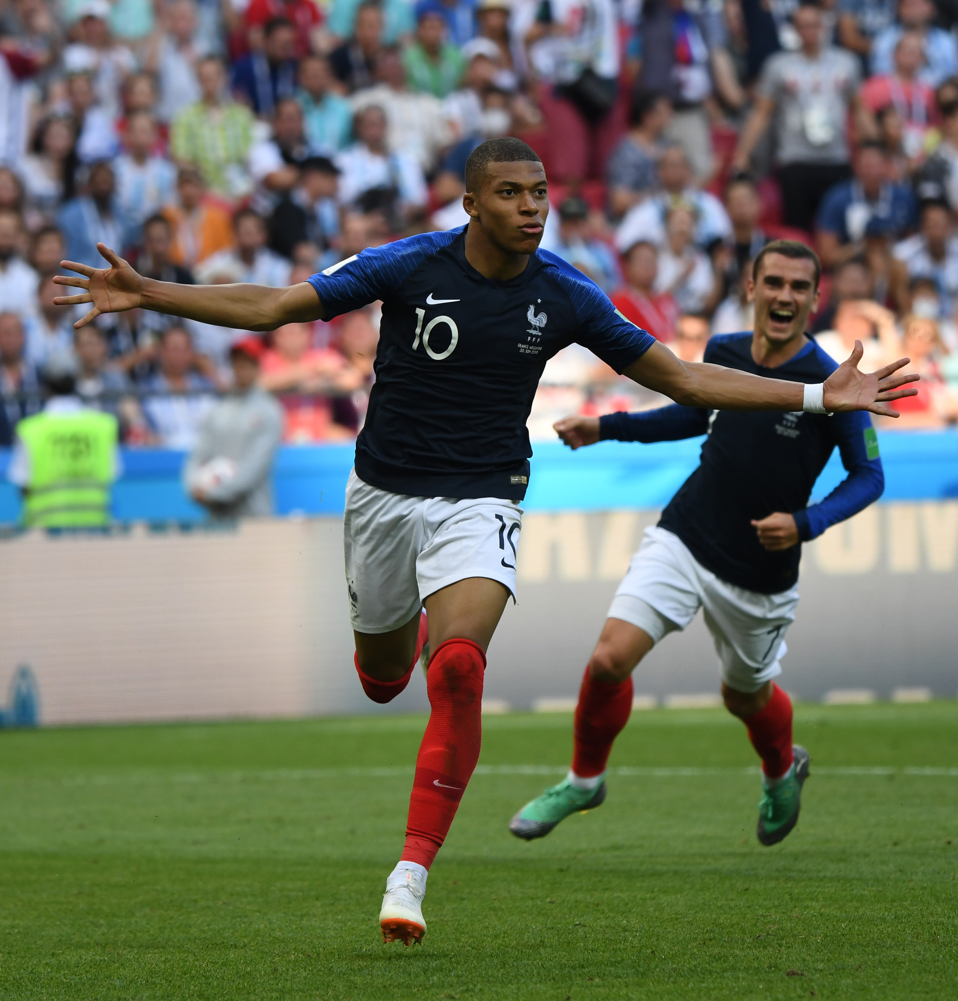 球员任意球助攻被评为赛季最佳配合